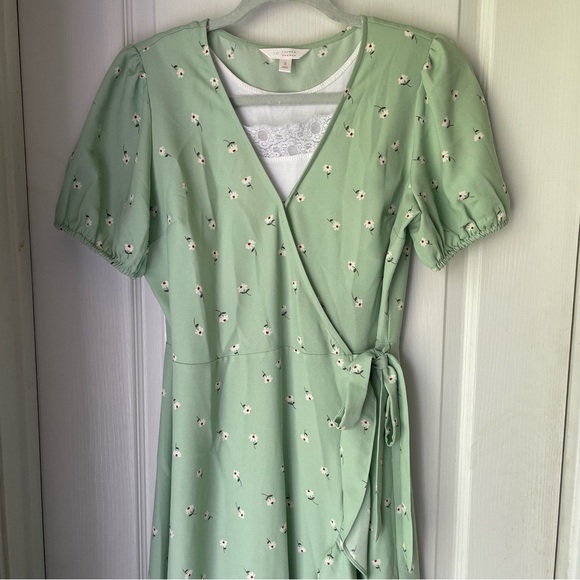 LC Lauren Conrad Dresses & Skirts - Seagram green wrap dress with white flowers. Spring/Summer